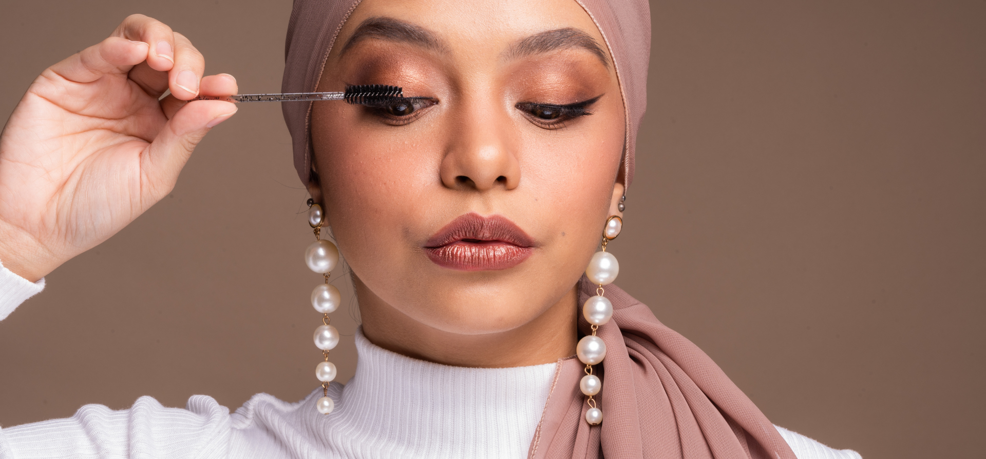 Image of woman applying makeup. Makeup classes by GIA MUA 