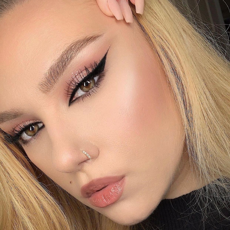 Image of Gia a Mobile makeup artist based in Cardiff